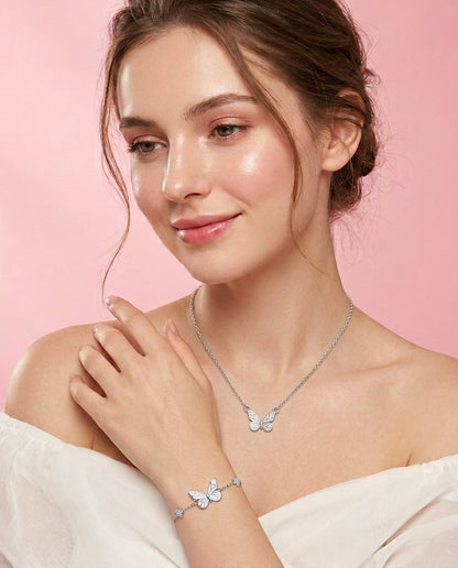 Modelka w naszyjniku i bransoletce LumiFly
