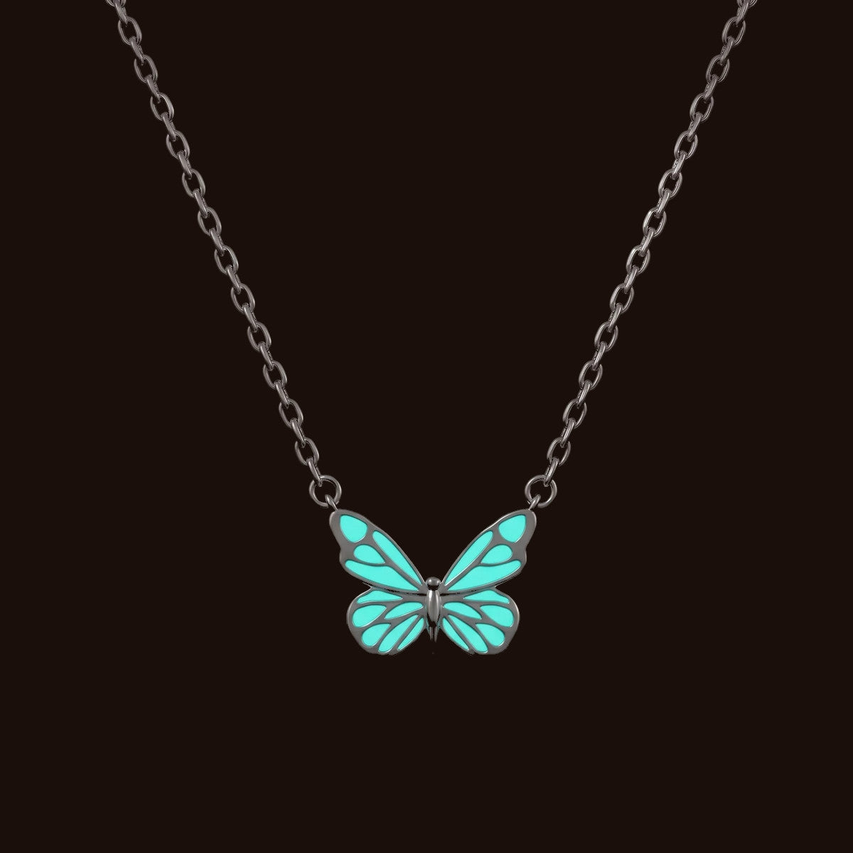 Naszyjnik LumiFly w ciemności: motyl świeci
