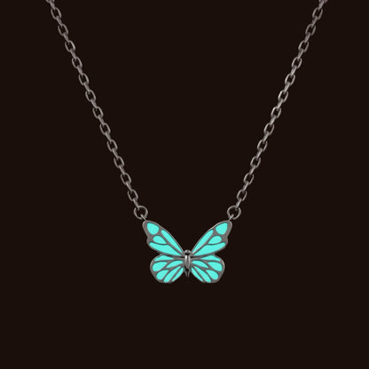 Naszyjnik LumiFly w ciemności: motyl świeci