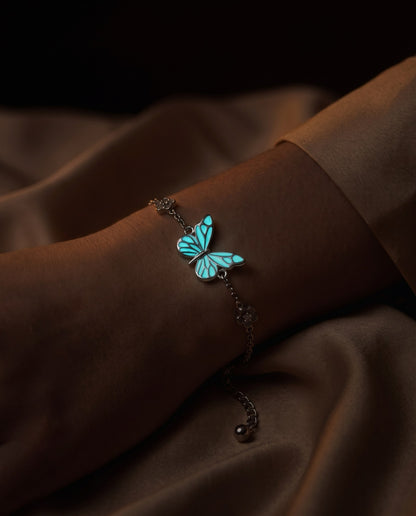 Ta sama bransoletka LumiFly po zmroku: motyl świeci